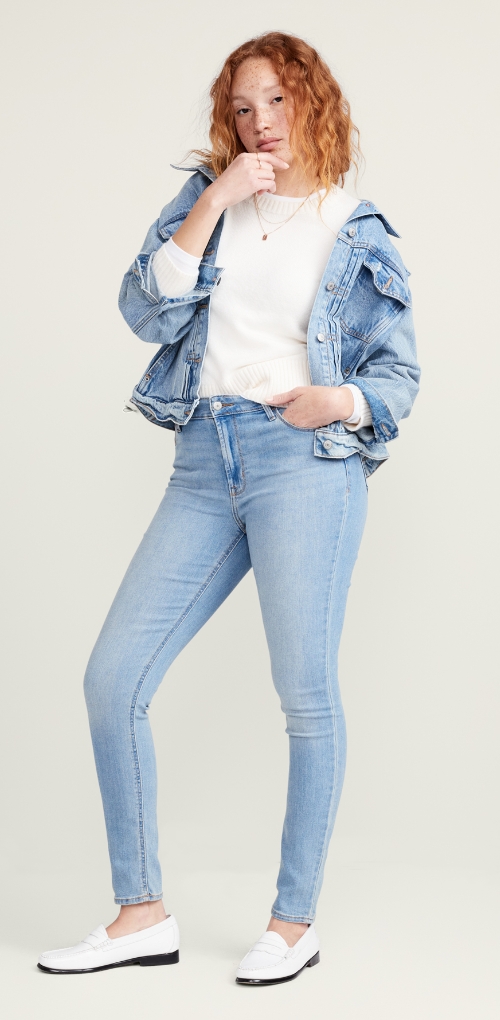 Un mannequin porte un jean ajusté au fini pâle.