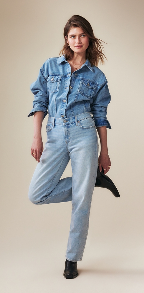 A pair of mid-rise light washed boyfriend loose jeans.