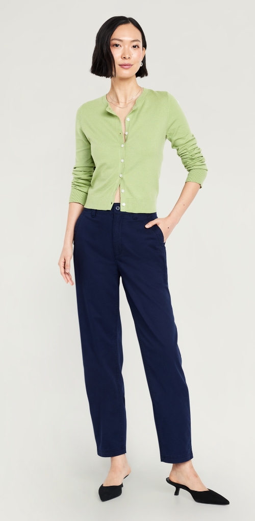 A female model wearing drawstring billie straight style pants.