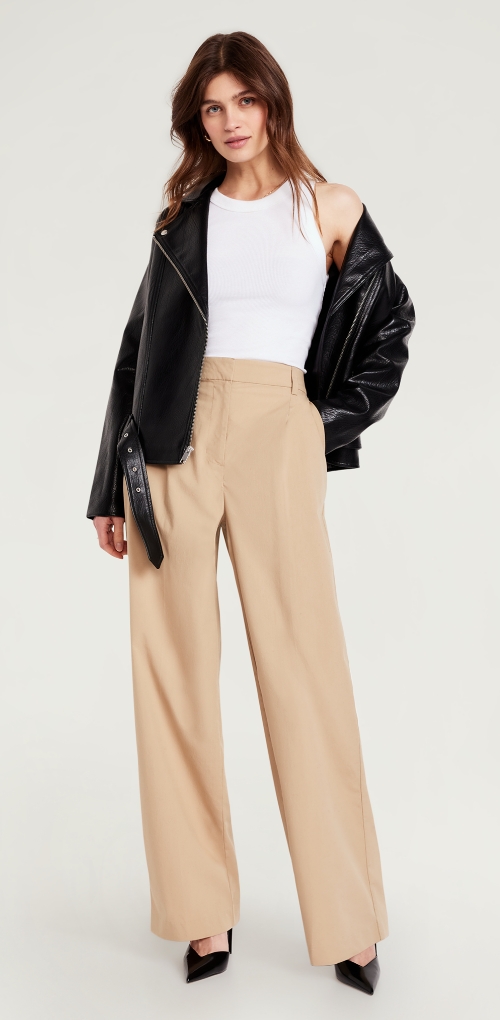 A high-waisted relaxed Taylor pants.